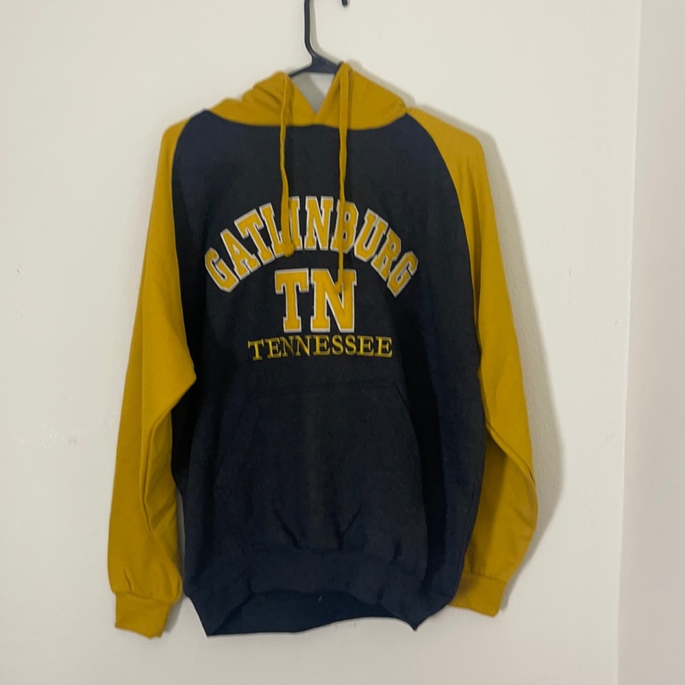 Men’s Hooded Sanjeev of Gatlinburg Hooded Sweatshirt Like New M